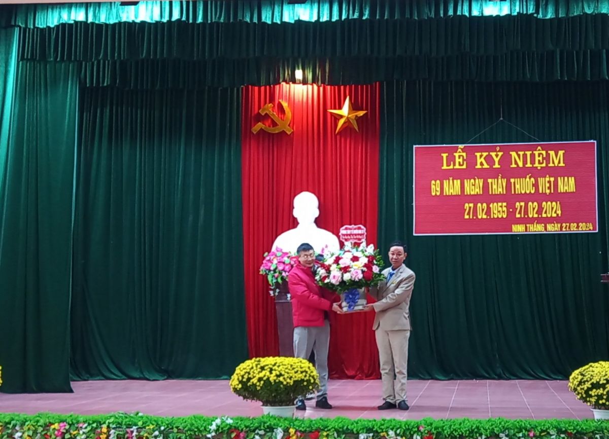 Sáng ngày 27/2/2024 tại nhà văn hóa xã Ninh Thắng, UBND xã Ninh Thắng tổ chức Lễ kỷ niệm 69 năm ngày Thầy thuốc Việt Nam