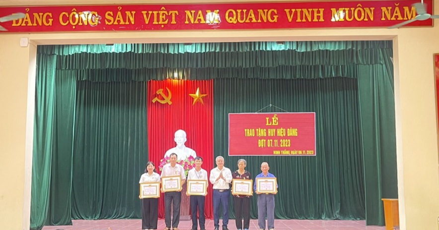 Sáng ngày 6/11/2023 Đảng ủy xã Ninh Thắng long trọng tổ chức  Lễ trao tặng Huy hiệu Đảng đợt 7/11/2023 cho 05 đồng chí đảng viên đủ 75, 55, 40 và 30 năm tuổi Đảng.