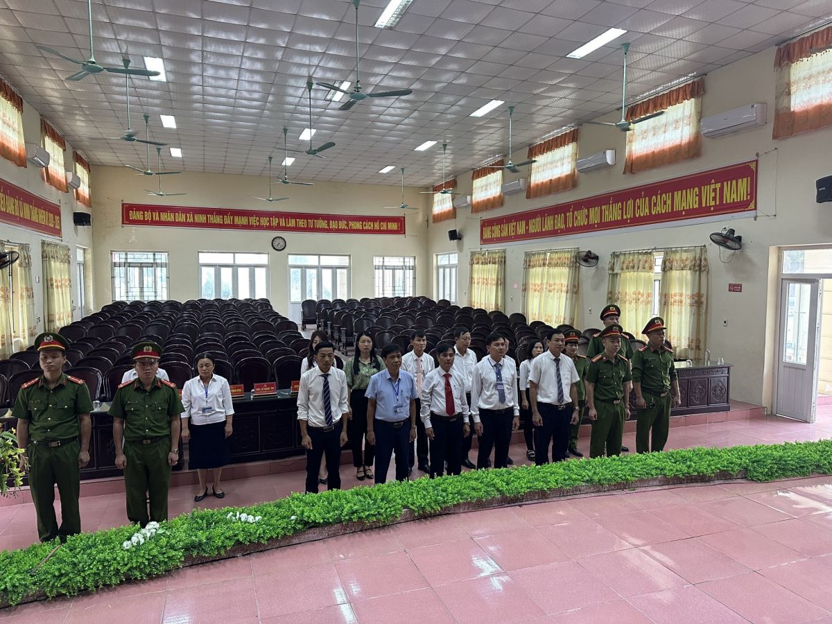 Đảng ủy, UBND xã Ninh Thắng tổ chức sinh hoạt chính trị định kỳ dưới nghi thức chào cờ đầu tuần tháng 11/2023